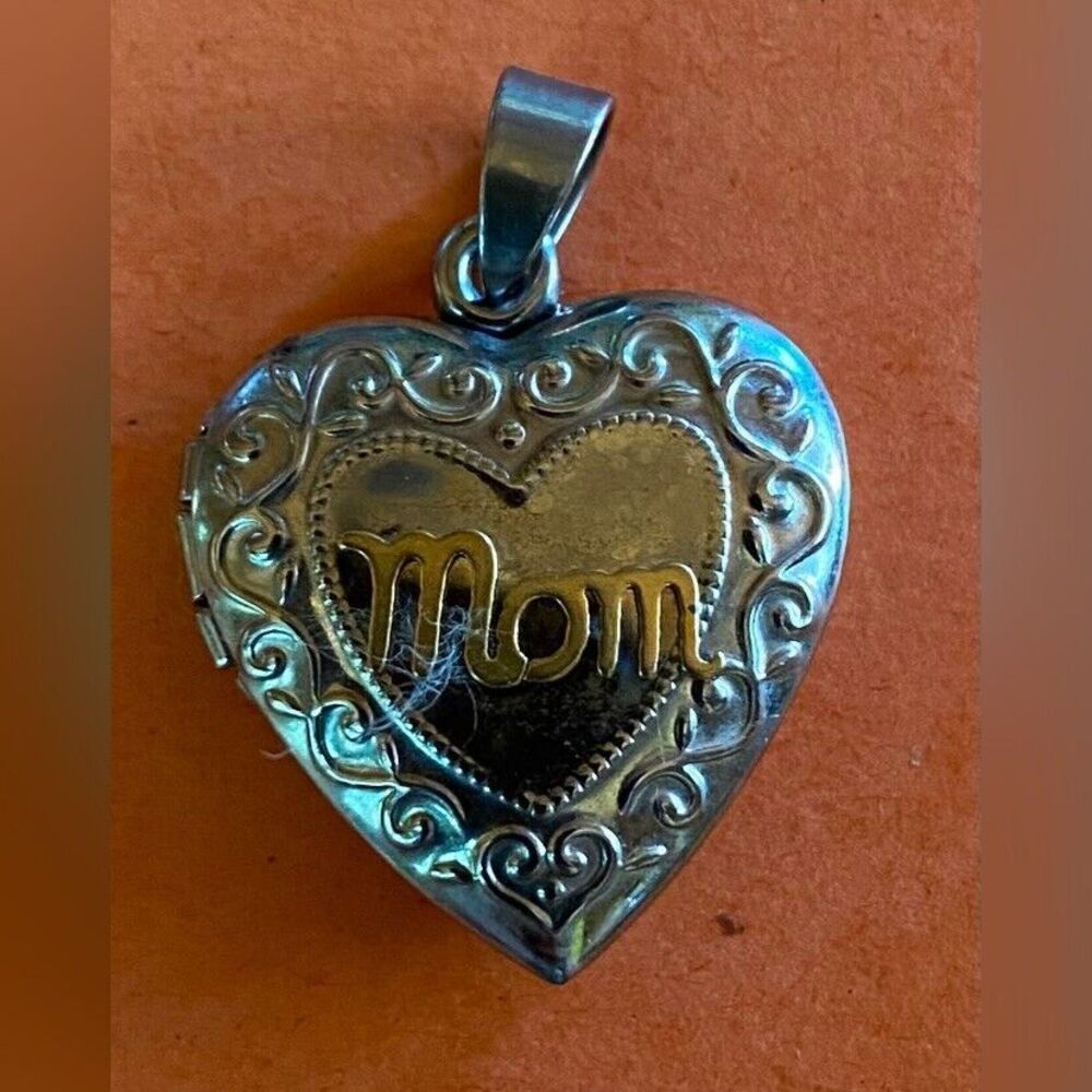 Women’s Necklace Heart Locket Inscribed Mom 7/8” Silver Tone